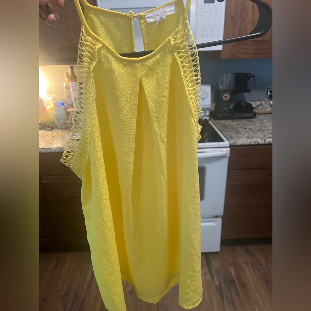 Yellow blouse, with a comfortable flow. Size M.